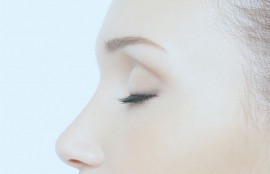 腫れぼったいまぶたをスッキリ まぶたが厚い・腫れぼったい方は上瞼の脂肪を除去することにより、スッキリとした目元になります。